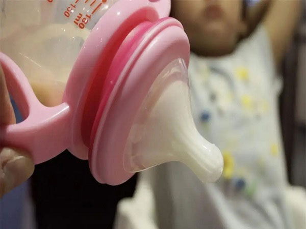武汉正规助孕宝宝-正常的吐奶和不正常的吐奶是有区别的，怎样才能防止宝宝吐奶呢？